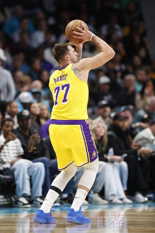 仅32.3%！东契奇是赛季场均三分出手10+次球员中命中率历史最低的