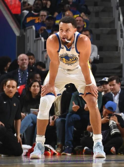 库里穿着克拉克专属灰蓝色科比6，空砍31分3篮板5助攻